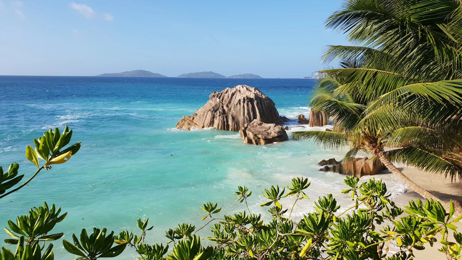 Île granitique préservée des Seychelles entourée d'eaux turquoise et de rochers de granit rose