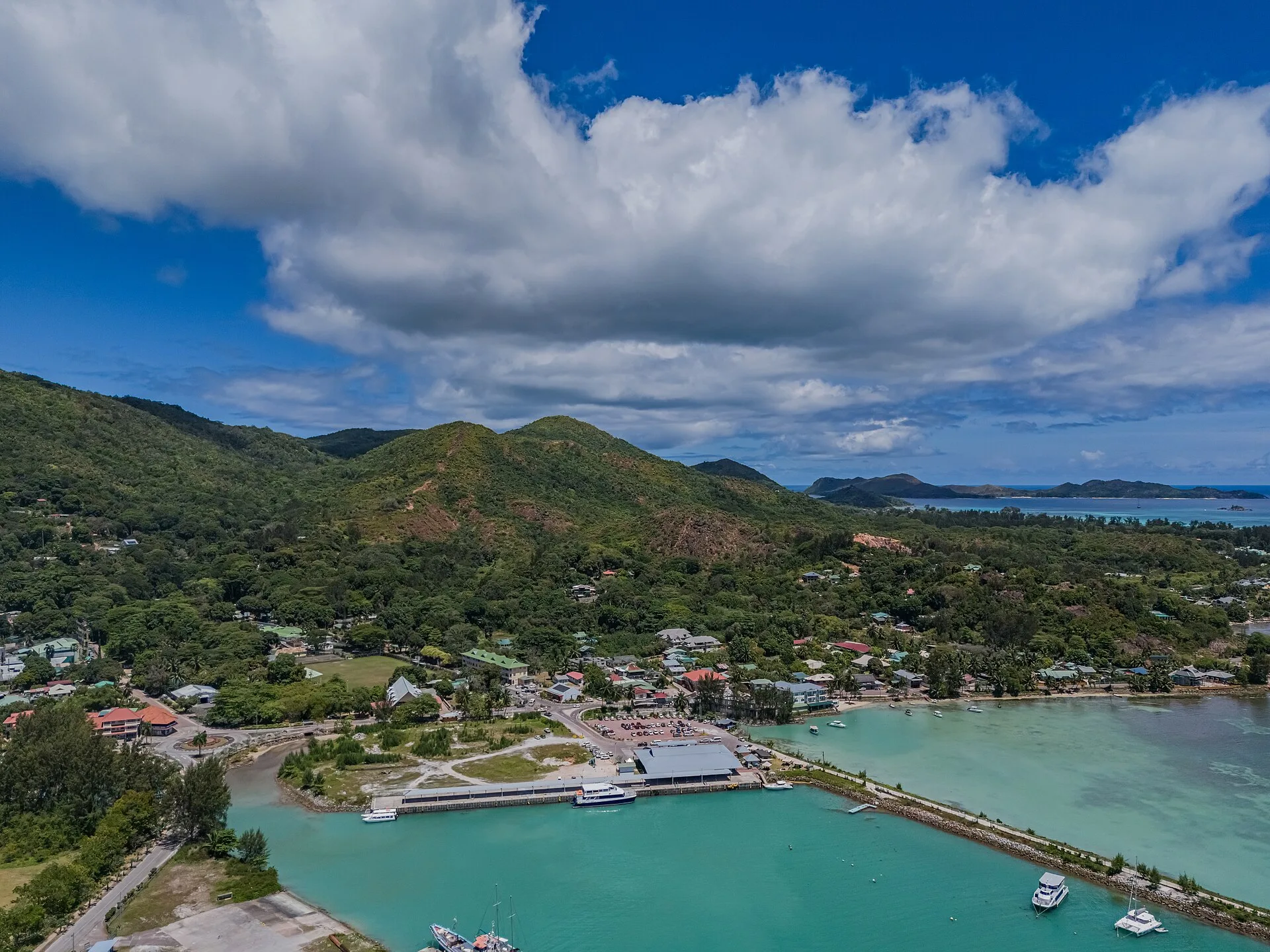 Baie Sainte Anne : l'ambiance du port